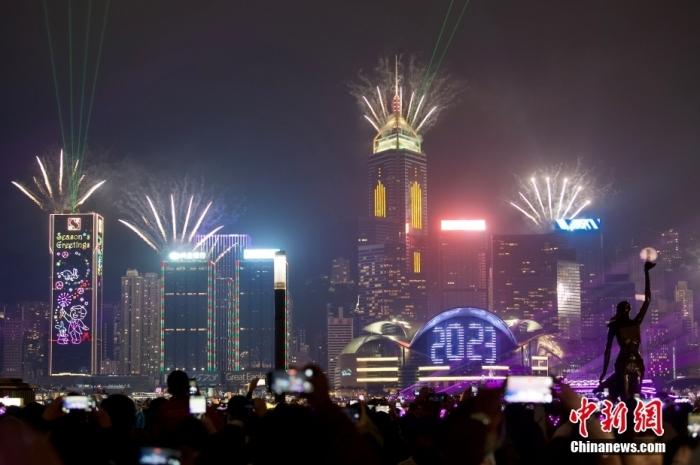 特写：绚烂烟花耀香江，共迎国庆75周年