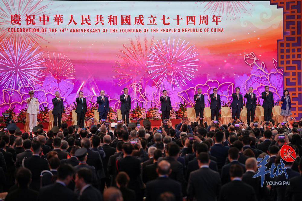 香港举行国庆烟花汇演 庆祝中华人民共和国成立75周年