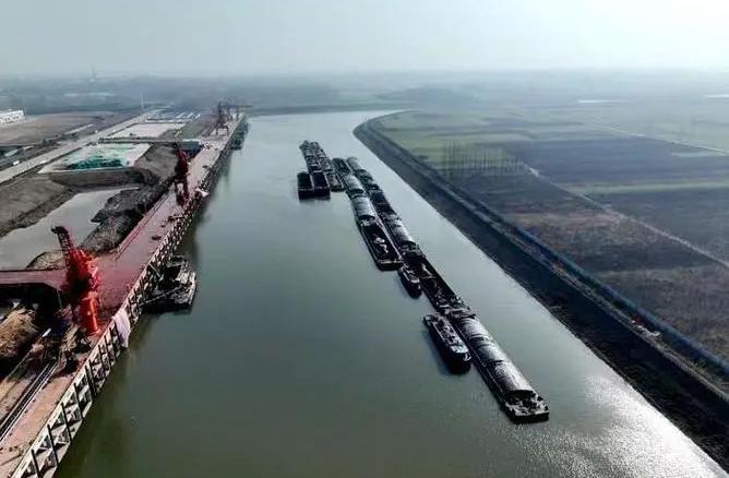 这个国庆假期，公路铁路水路民航运输繁忙