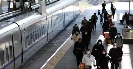 这个国庆假期，公路铁路水路民航运输繁忙