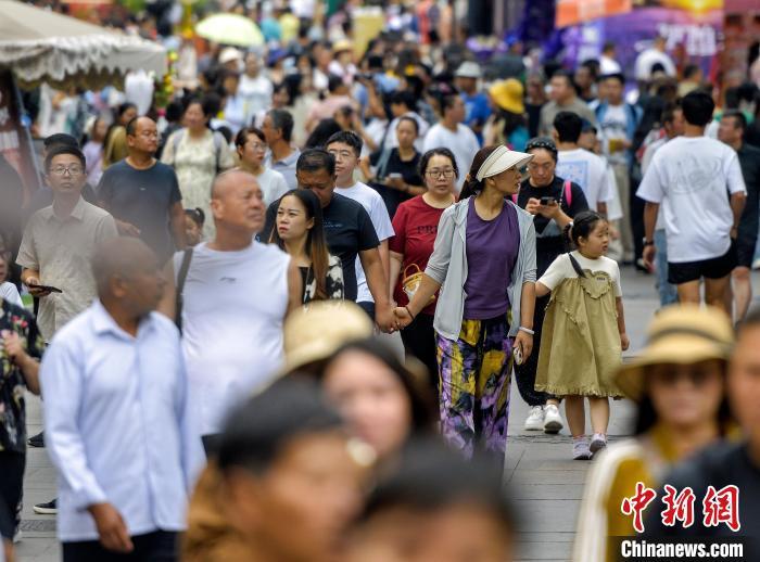 假期旅游火热，多地游客数量同比大幅攀升