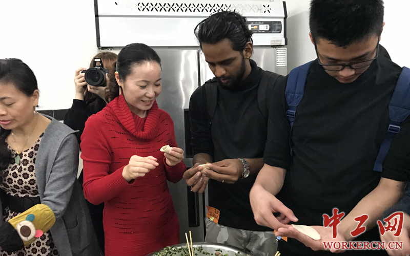 马来西亚华裔壮乡创业 美食 “俘获”中国消费者