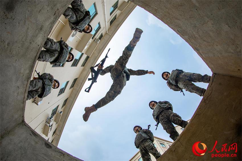 广西武警：多课目强化训练砺血性