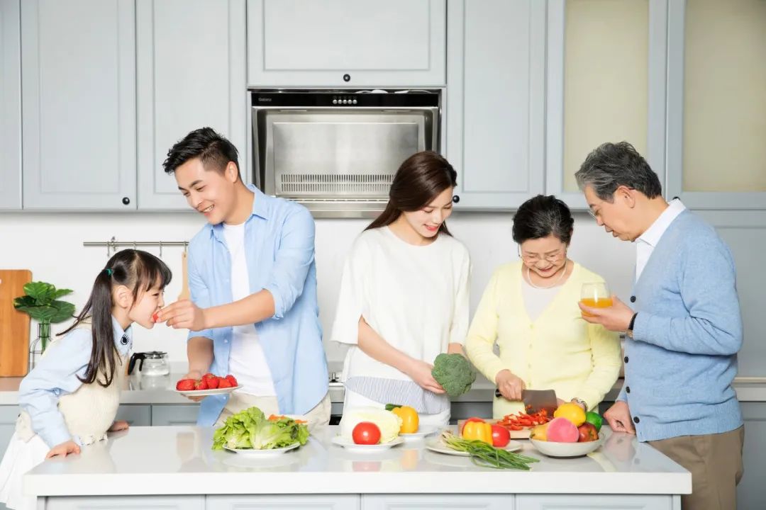 为中国三亿老年人搭建温暖厨房与情感连接的美好未来如何实现？