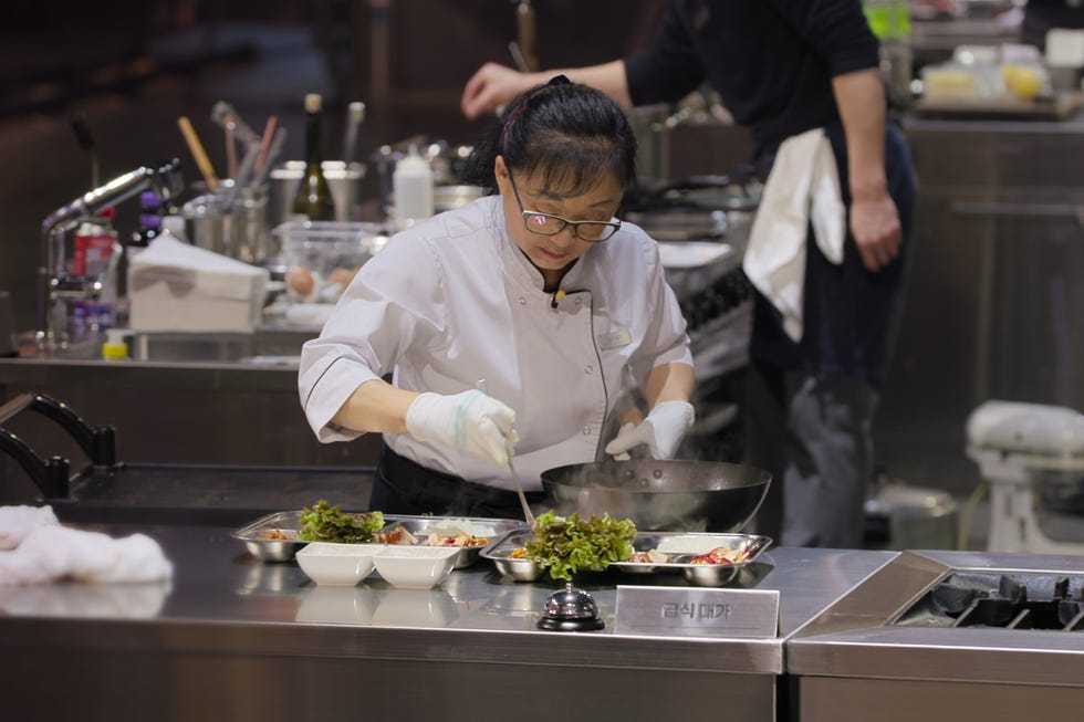 厨师界的斗争黑白之间的美食与阶级冲突揭示餐饮行业真相