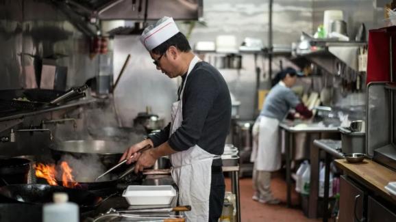 厨师界的斗争黑白之间的美食与阶级冲突揭示餐饮行业真相