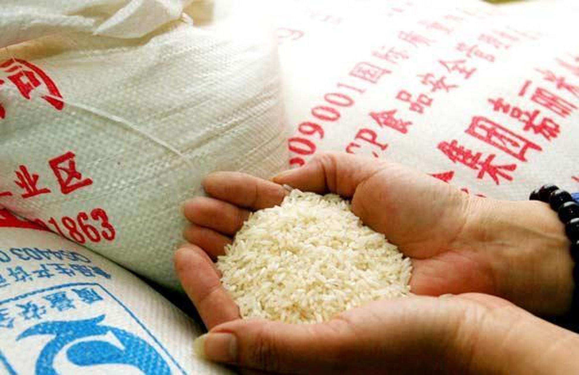 重庆酉阳粮食公司被指售卖过期大米给学校 高管涉嫌套取资金发不当工资引发关注