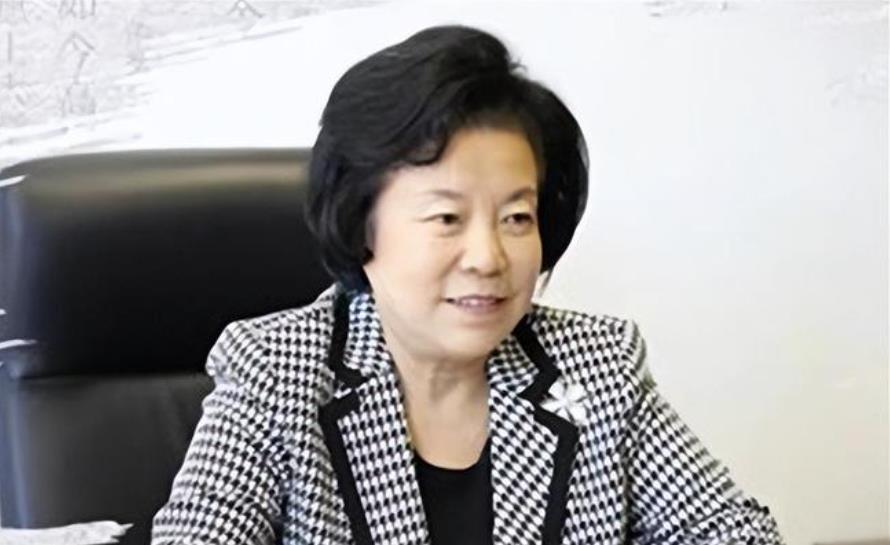 66岁女干部因涉嫌问题被查 免职决定正式追认引发舆论关注