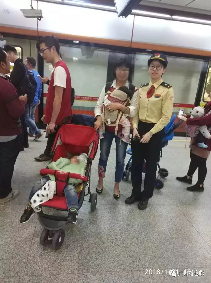 两位大学生在火车站温暖心怀 救助焦急求助的母亲与婴儿过夜感人故事