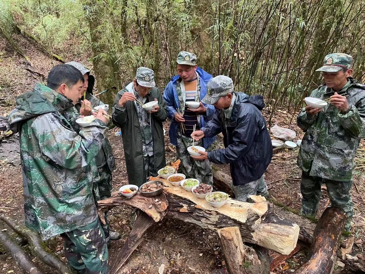 裁员后独自挑战哀牢山区两天一夜 水和食物耗尽的生存故事