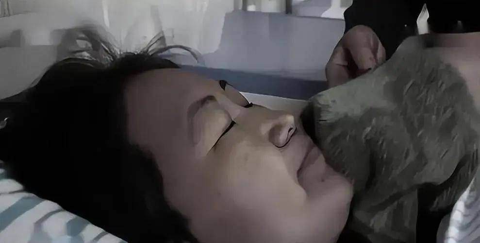 女子因佩戴鲨鱼夹意外摔倒导致重伤 陷入植物人状态的悲惨故事揭示危险性