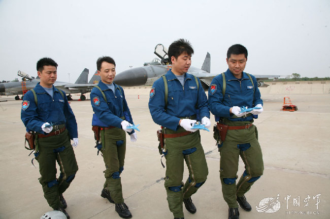 高空飞行训练全景揭秘 南部战区空军英勇展翅直冲云霄的故事