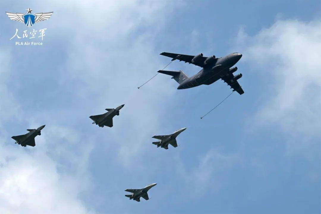 高空飞行训练全景揭秘 南部战区空军英勇展翅直冲云霄的故事