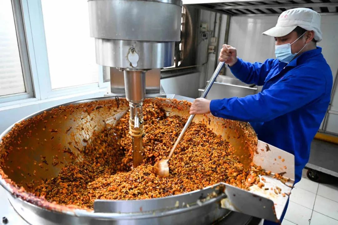 1200元的网红巨桶零食到底有多惊人 小作坊加工手法让人瞠目结舌
