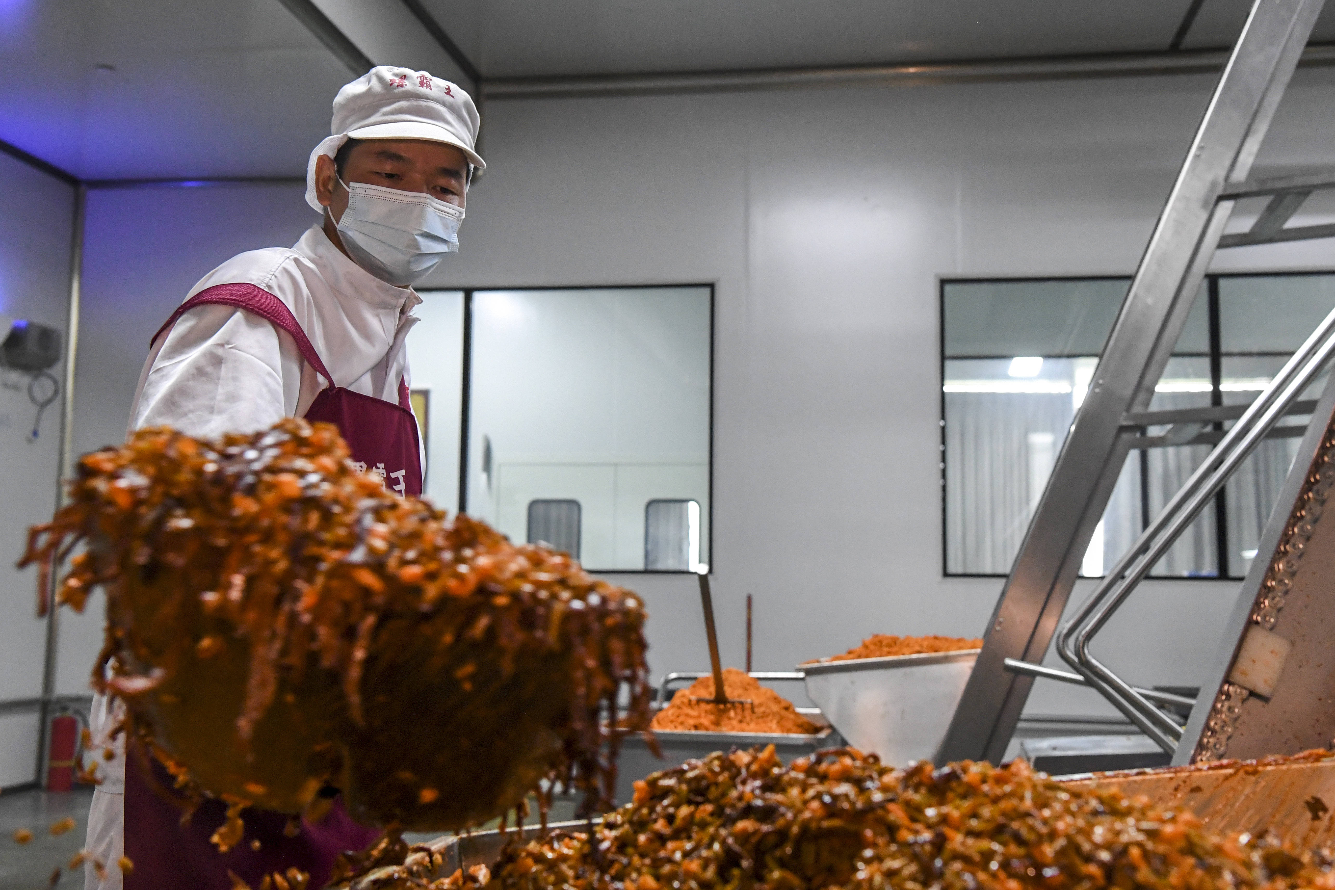 1200元的网红巨桶零食到底有多惊人 小作坊加工手法让人瞠目结舌