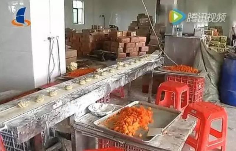 1200元的网红巨桶零食到底有多惊人 小作坊加工手法让人瞠目结舌