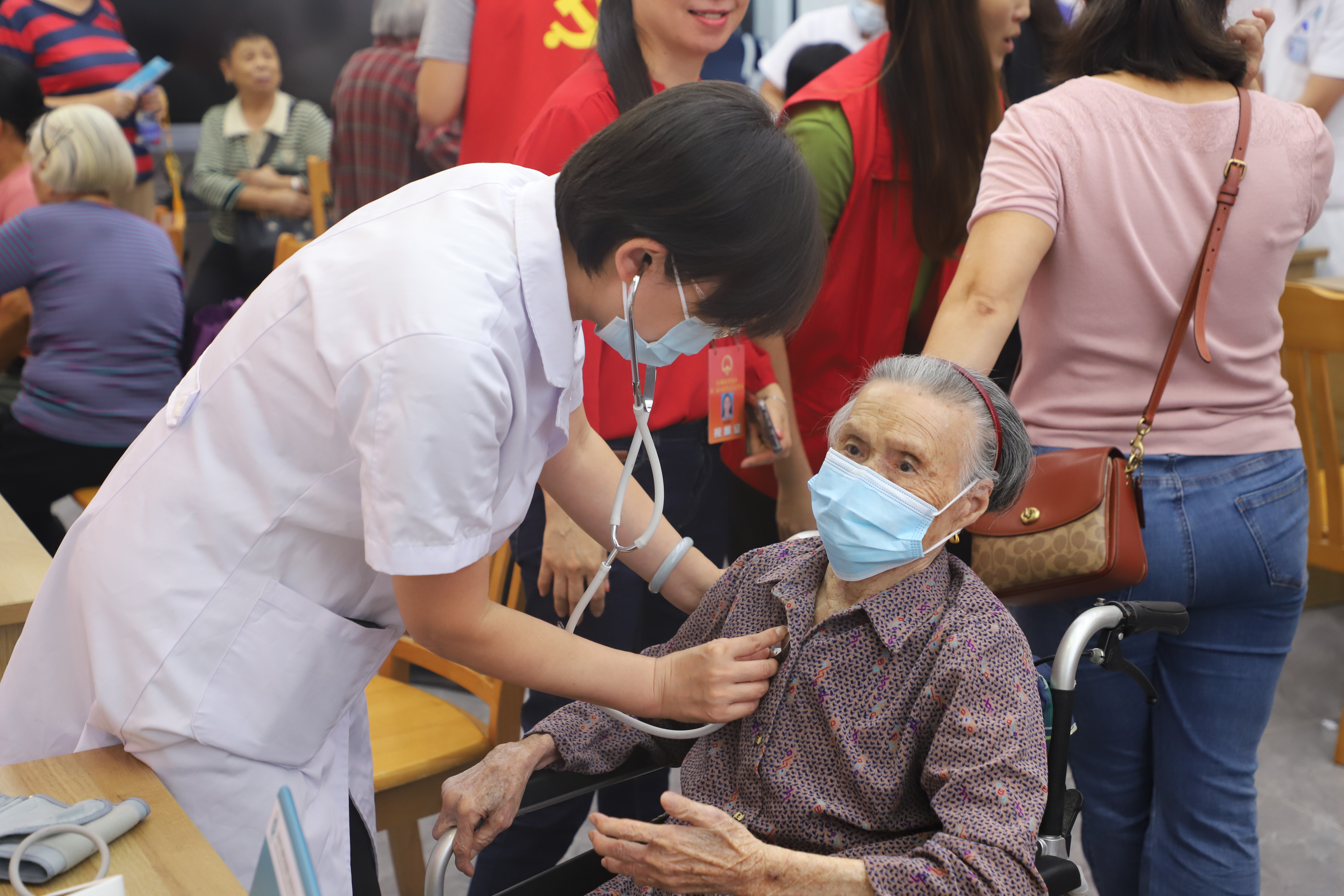 暖心行动助力重阳节 爱心义诊为老人送健康与温暖