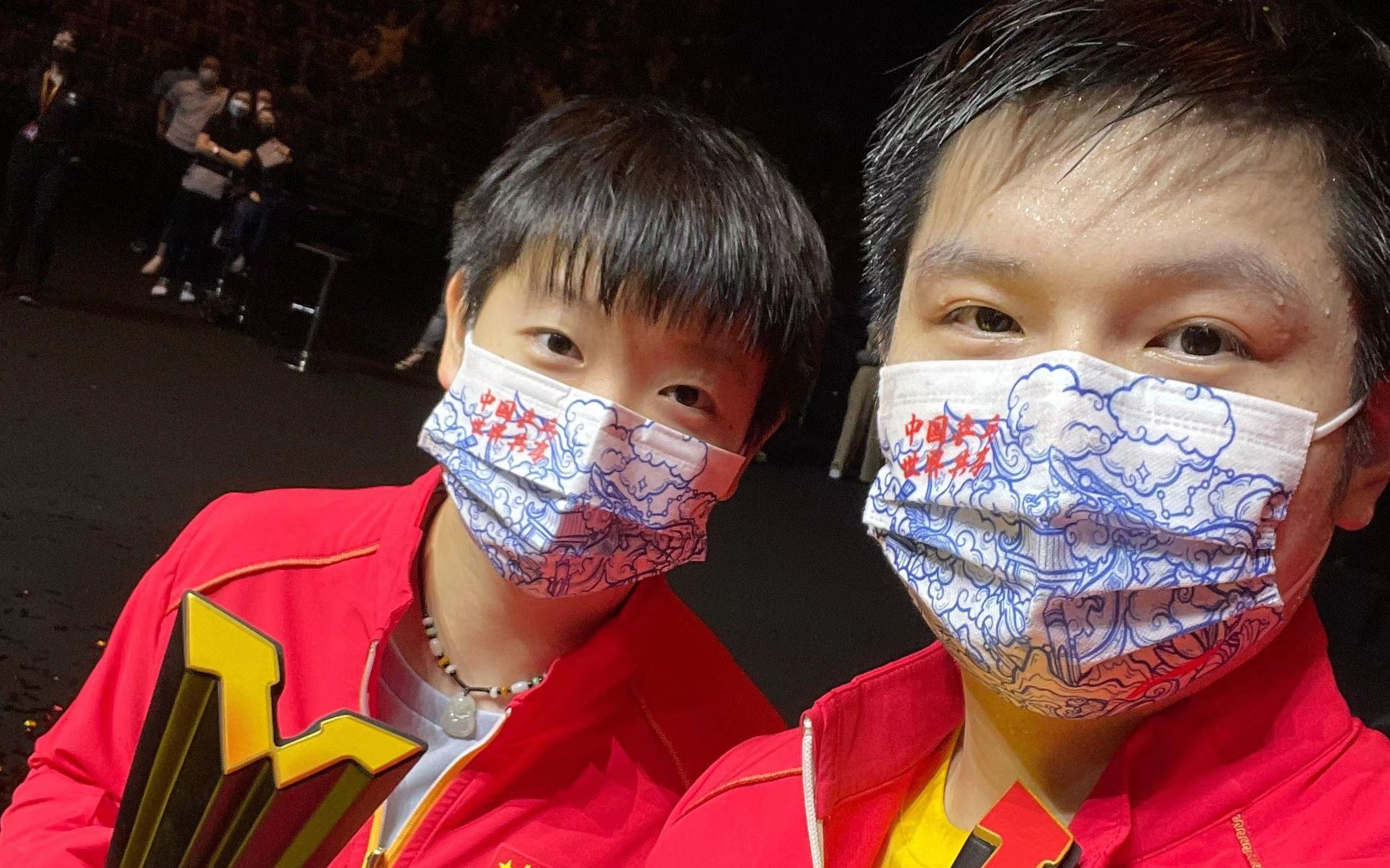 孙颖莎与小莫亲密互动引热议网友纷纷点赞新友谊的美好瞬间