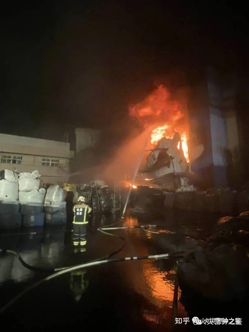 江苏南通仓库突发大火 一名员工因骨折紧急送医治疗情况引关注
