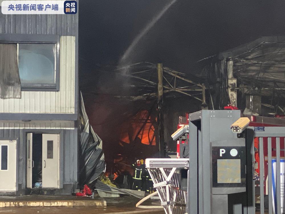 江苏南通仓库突发大火 一名员工因骨折紧急送医治疗情况引关注