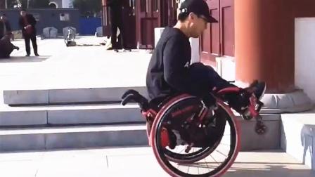 坚韧不拔的轮椅勇士用行动打破生活的重重障碍