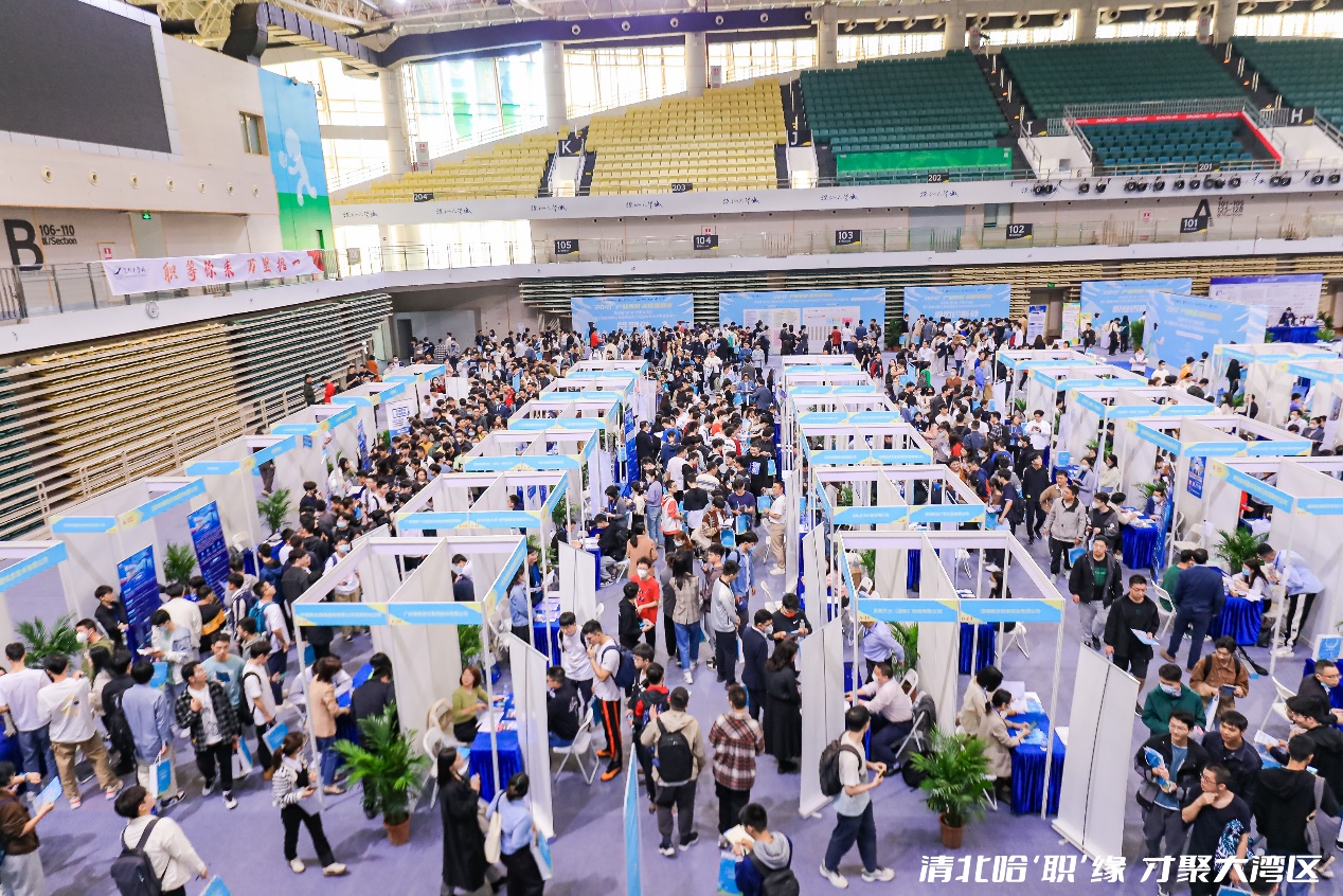 深圳举行年度毕业生双选会 3.4万岗位等待优秀人才投递简历