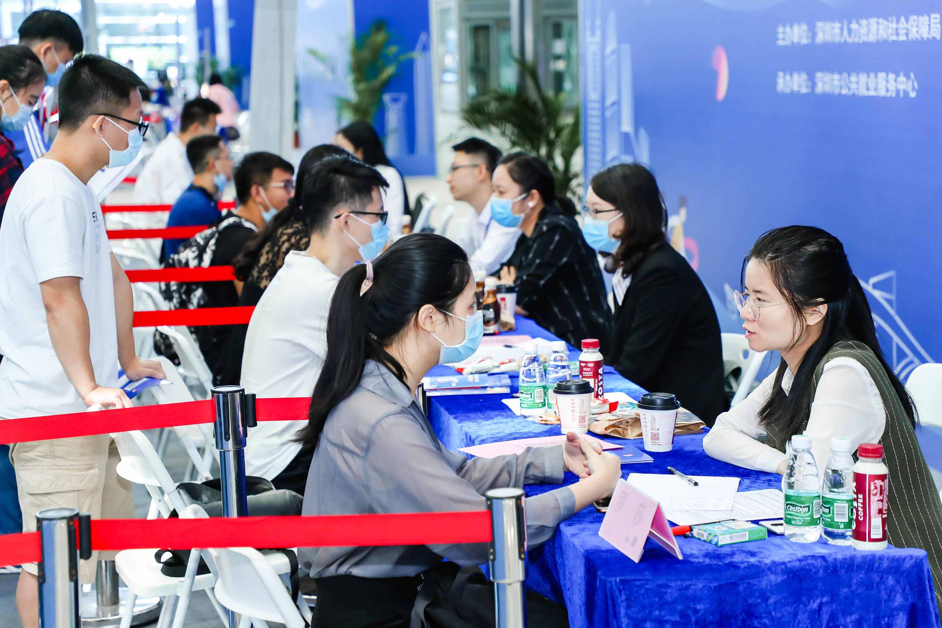 深圳举行年度毕业生双选会 3.4万岗位等待优秀人才投递简历