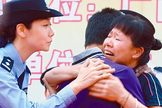 妈快来救命！我们三个人都被逮捕了快想办法脱身！