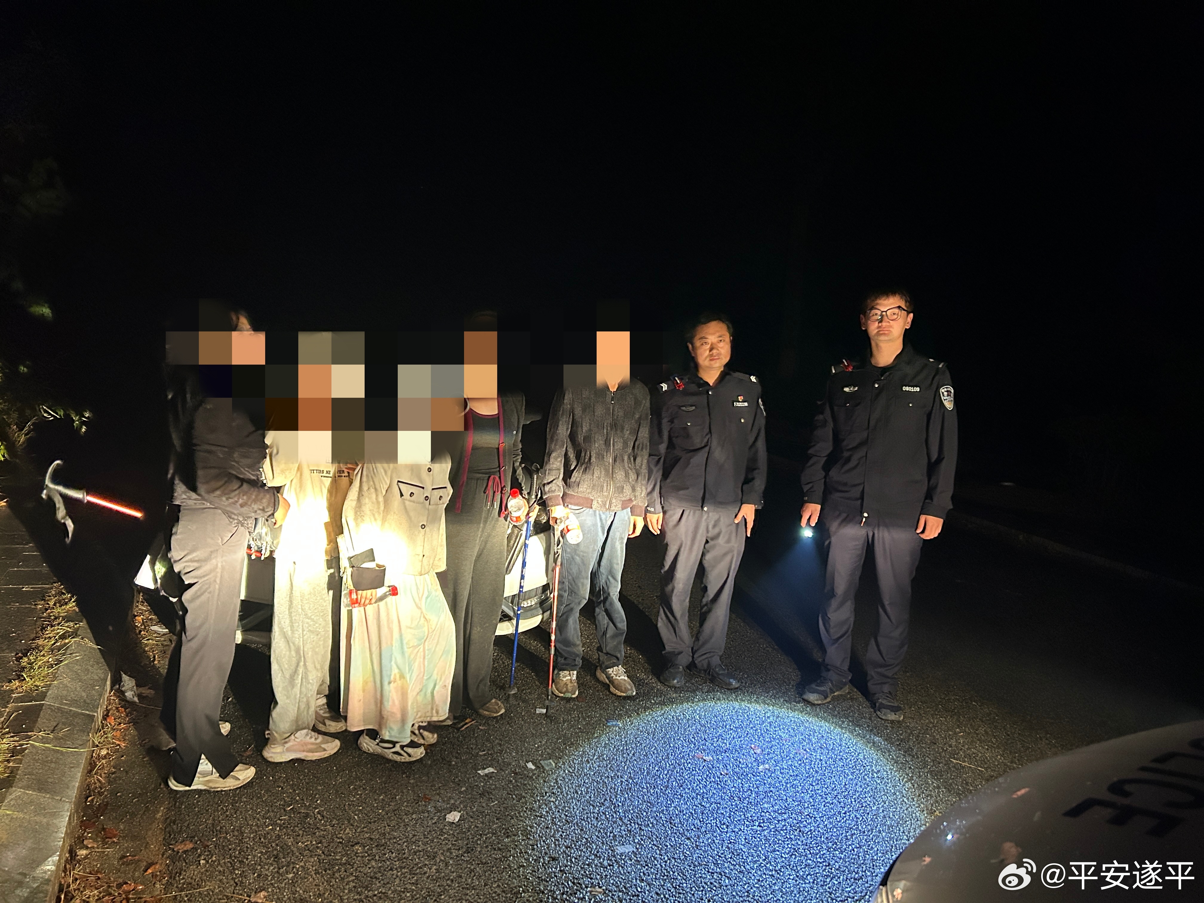 七旬游客在庐山迷失深山 志愿者与警察齐心协力展开紧急救援行动