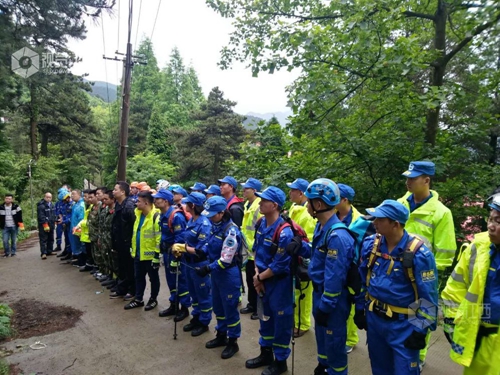 七旬游客在庐山迷失深山 志愿者与警察齐心协力展开紧急救援行动