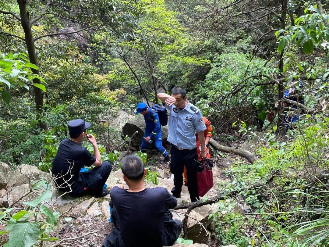 七旬游客在庐山迷失深山 志愿者与警察齐心协力展开紧急救援行动