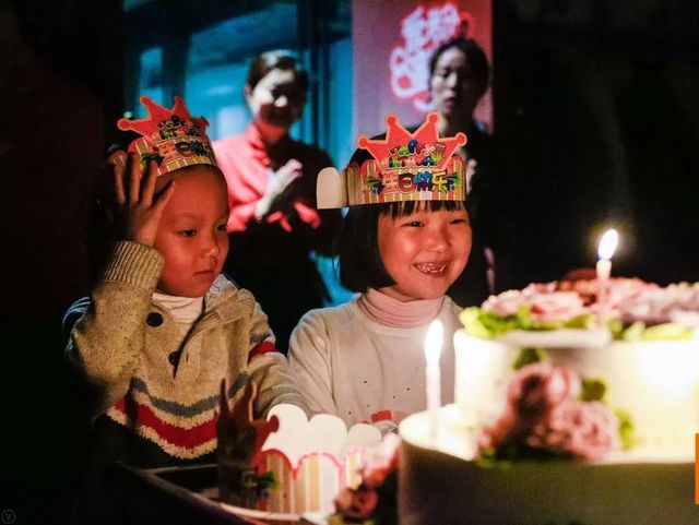 难以置信的生日派对揭开惊人秘密现场瞬间燃起热烈氛围！