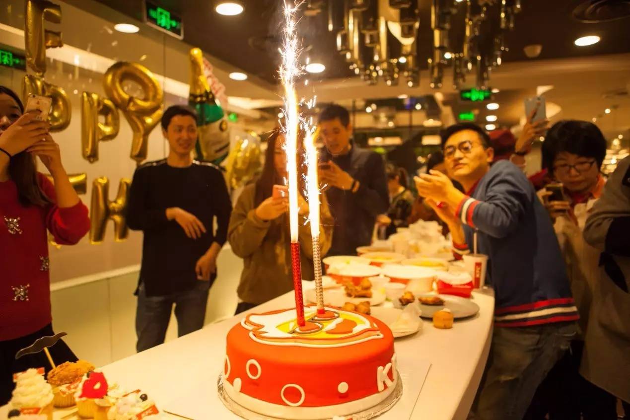 难以置信的生日派对揭开惊人秘密现场瞬间燃起热烈氛围！