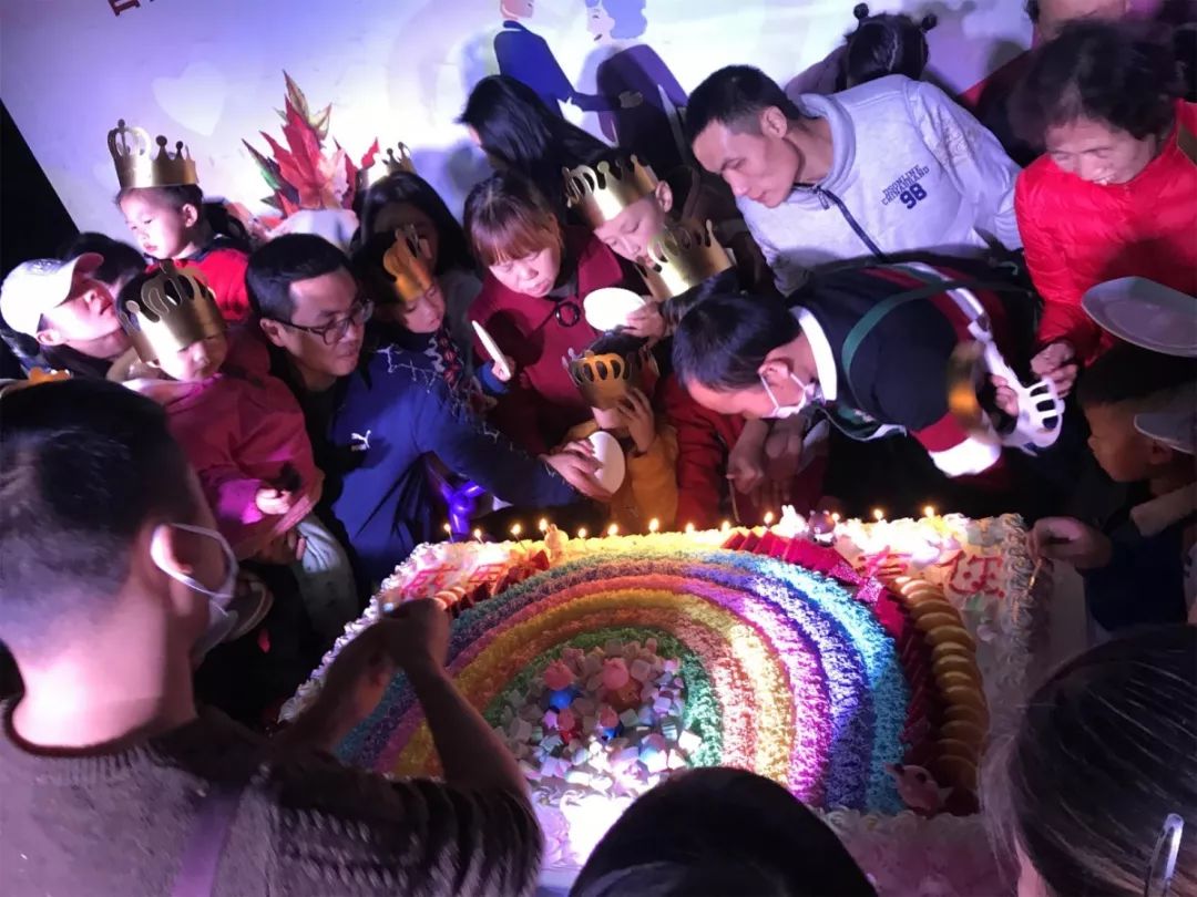 难以置信的生日派对揭开惊人秘密现场瞬间燃起热烈氛围！