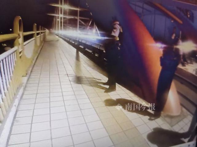 凌晨女子独自坐在桥边岌岌可危 某小伙过路感到异样勇敢相救的感人故事