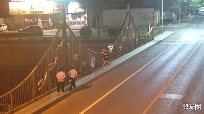 凌晨女子独自坐在桥边岌岌可危 某小伙过路感到异样勇敢相救的感人故事