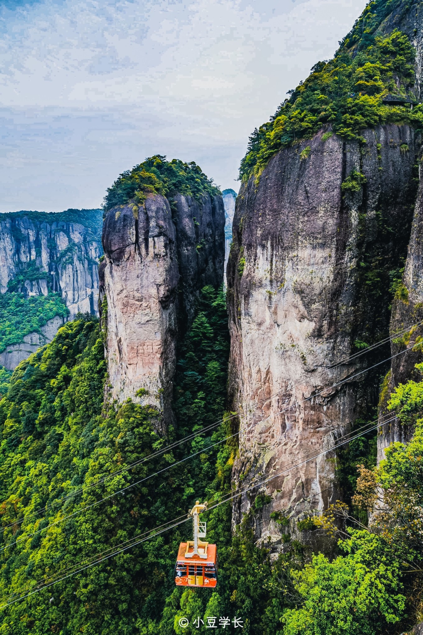 在细雨迷蒙中乘电梯直达神仙居探索绝美山景的奇妙旅程