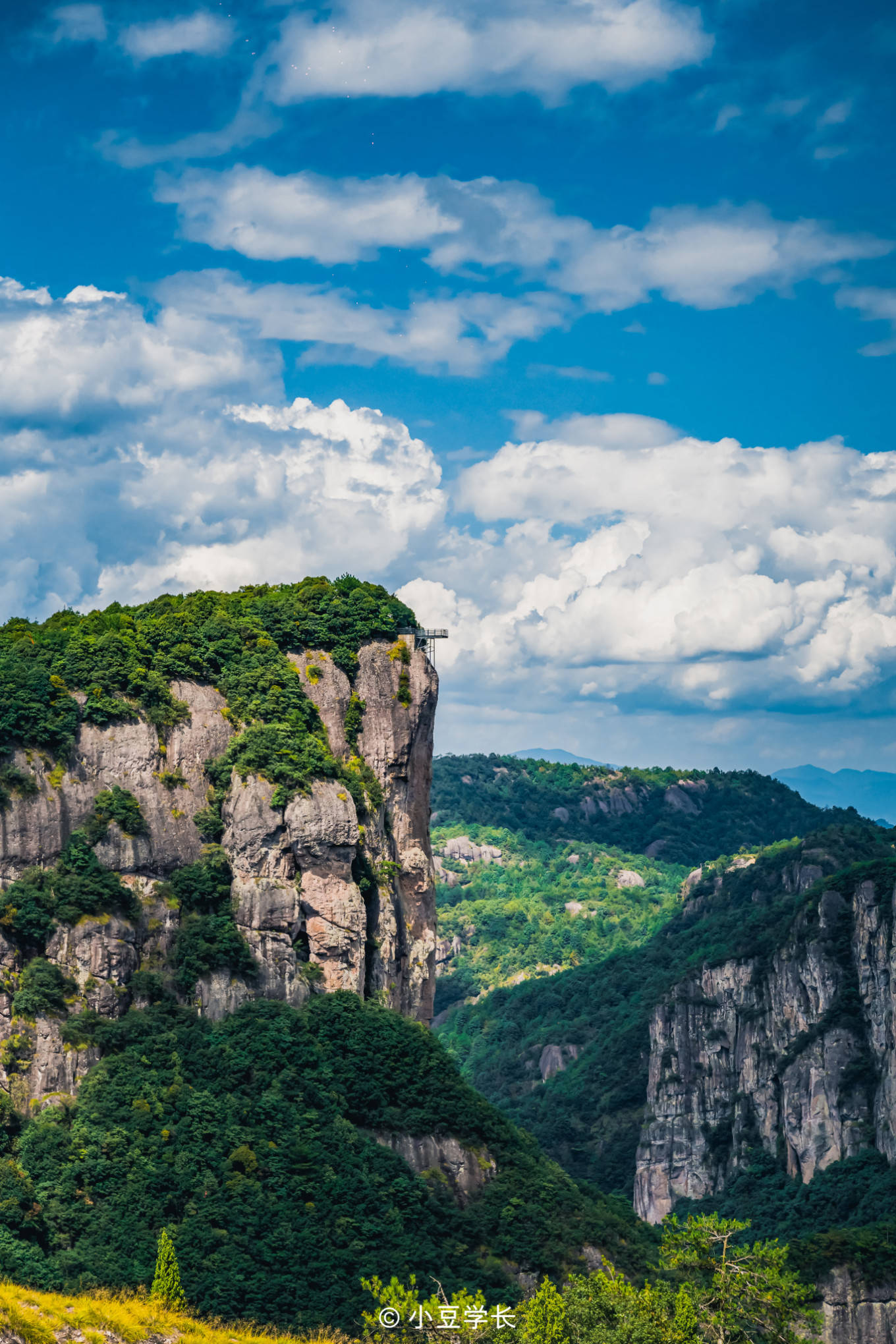 在细雨迷蒙中乘电梯直达神仙居探索绝美山景的奇妙旅程
