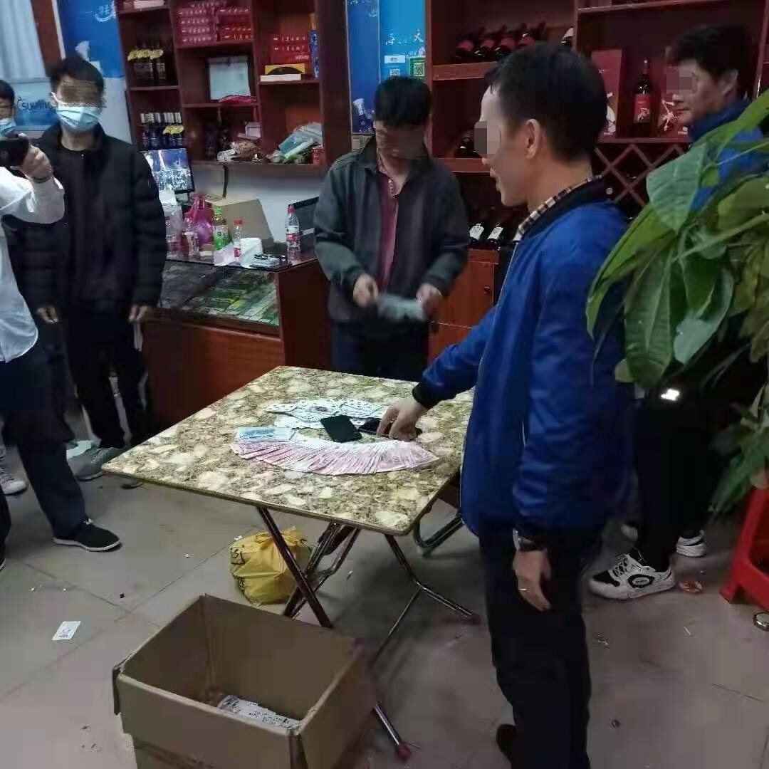 警方打击非法赌博活动 成功捣毁两江新区一处啤酒机赌博窝点