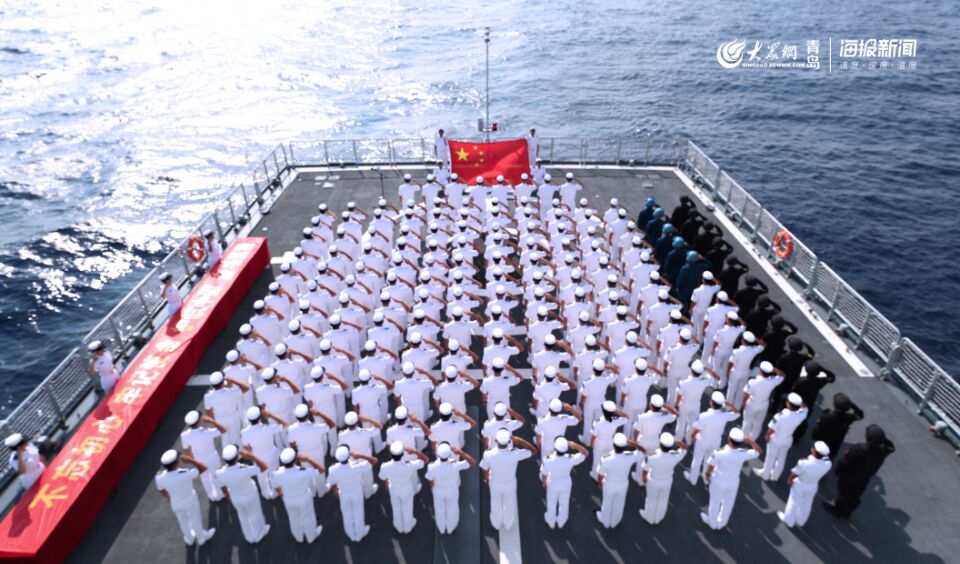 千名海军新兵庄严接过钢枪 共同肩负保卫海疆的神圣使命