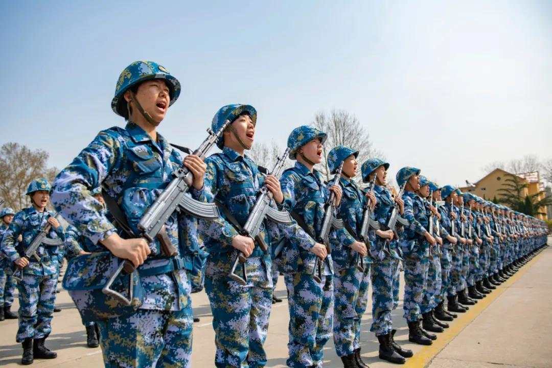 千名海军新兵庄严接过钢枪 共同肩负保卫海疆的神圣使命