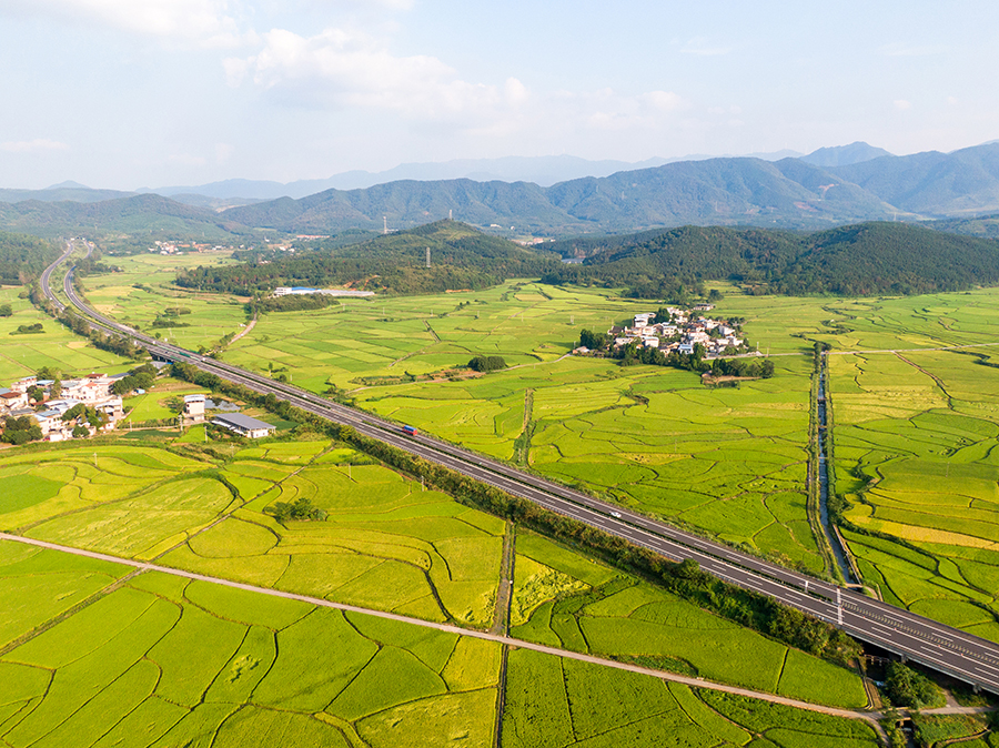 湖南永州稻田风景与高速公路交融村庄画卷展现乡村独特魅力