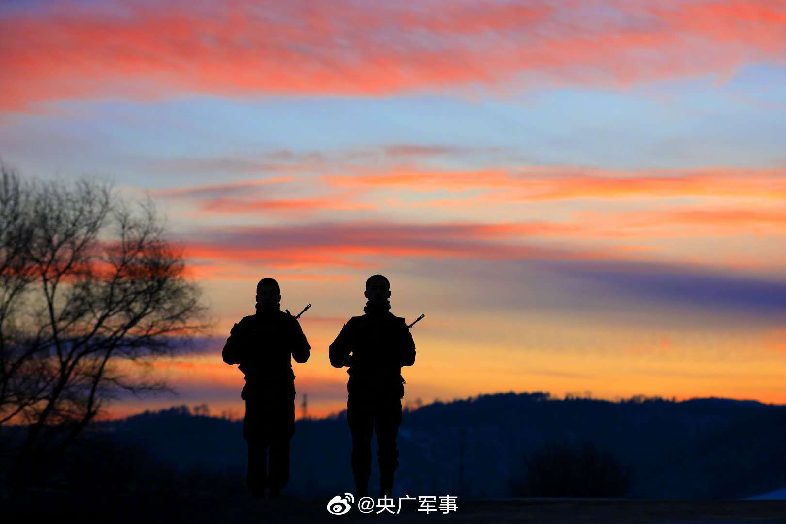夕阳下的军人剪影光影交织下的热血故事与守护之情尽显无遗