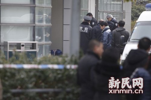 青浦区枪击案，只因为1万元钱，上海女公务员在家门口被杀