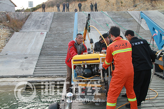 富豪被关铁笼沉入湖底 800多天后尸体被捞起