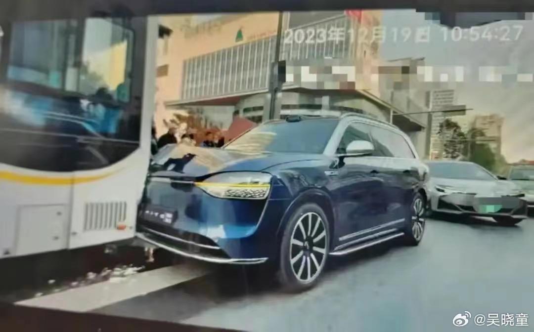 湖北省江西商会副会长驾乘问界 M9 遇车祸，鸿蒙智行回应称全力配合交警调查