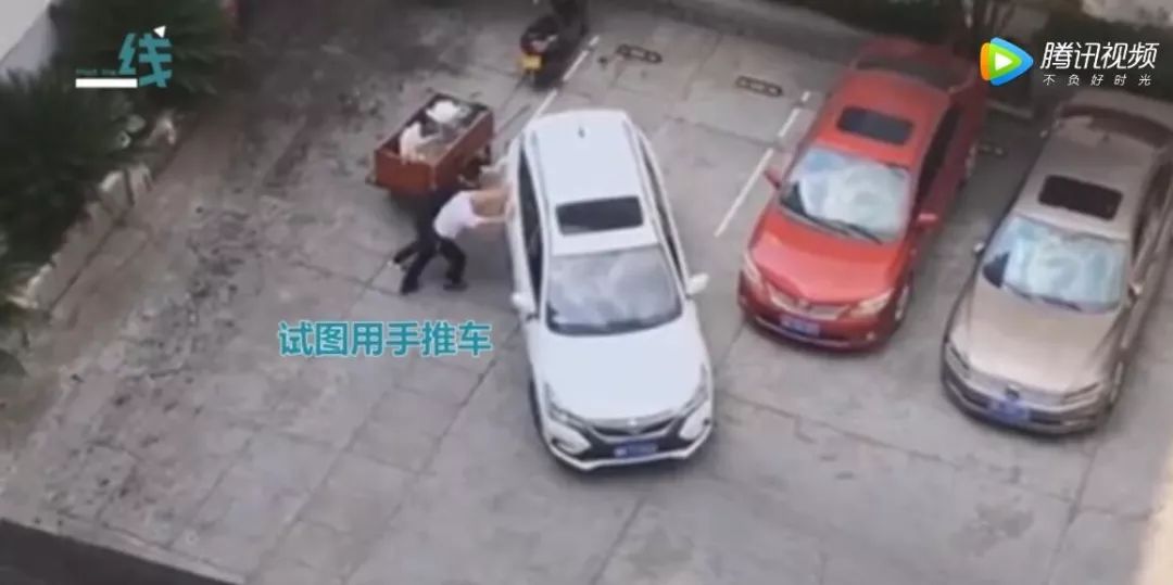 男子用创意手法操控手扶车 倒车时竟然用脚拖离合引发热议