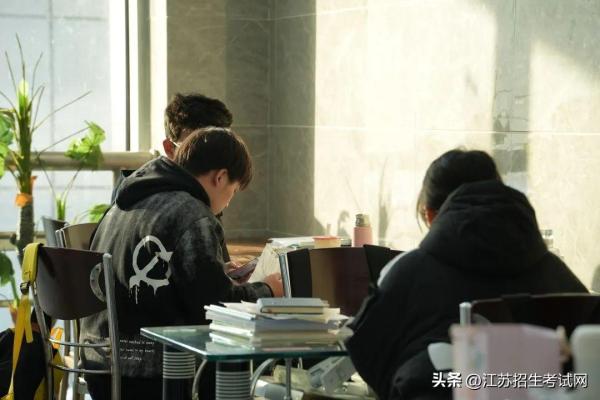 怎样优雅地告诉舍友我想去图书馆学习而不想打扰他们的氛围五个小技巧分享