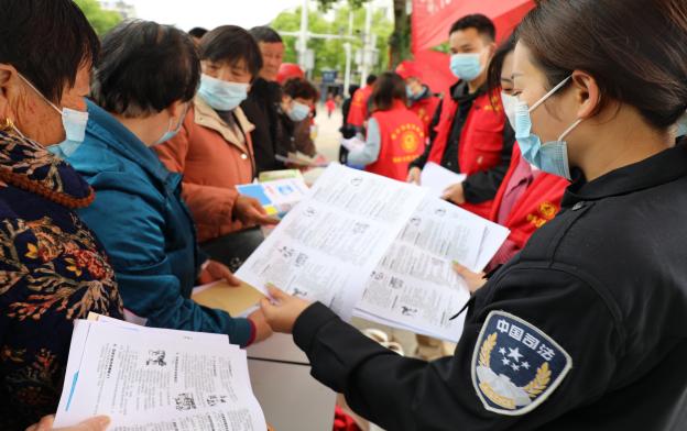 宣城郎溪：国旗下普法润童心