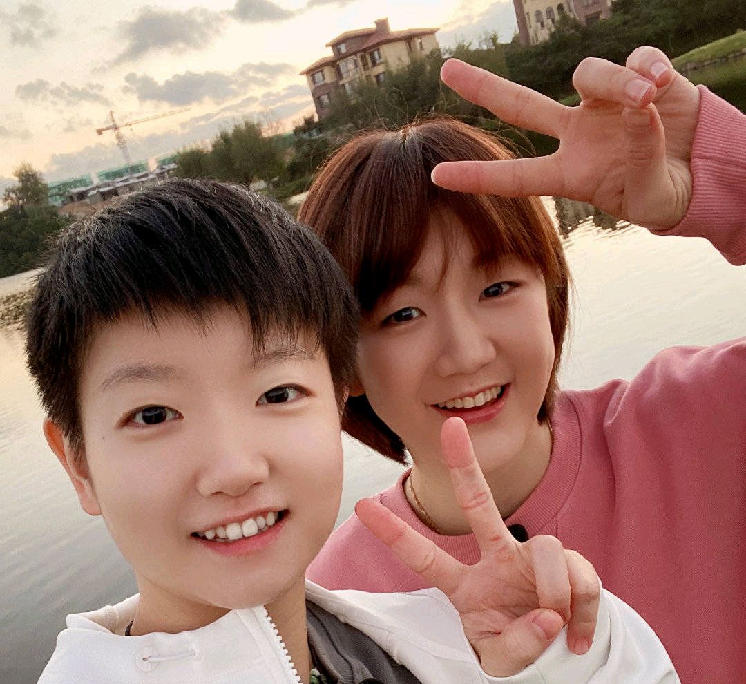 孙颖莎与小莫温馨互动引发网友热议背后故事令人感动不已